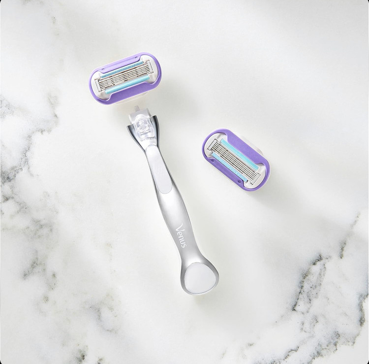 خودتراش زنانه ژیلت ونوس Venus Deluxe Smooth Platinum دارای 5 تیغه با روکش الماسمانند و دسته فلزی به همراه 2 یدک